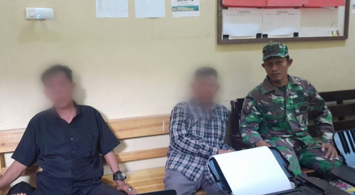 Kedua pria yang diduga memasuki rumah tanpa izin saat dibawa Babinsa ke Polsek Pardasuka, Kamis 9 Januari 2025 | Dok. Istimewa.