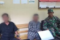 Kedua pria yang diduga memasuki rumah tanpa izin saat dibawa Babinsa ke Polsek Pardasuka, Kamis 9 Januari 2025 | Dok. Istimewa.