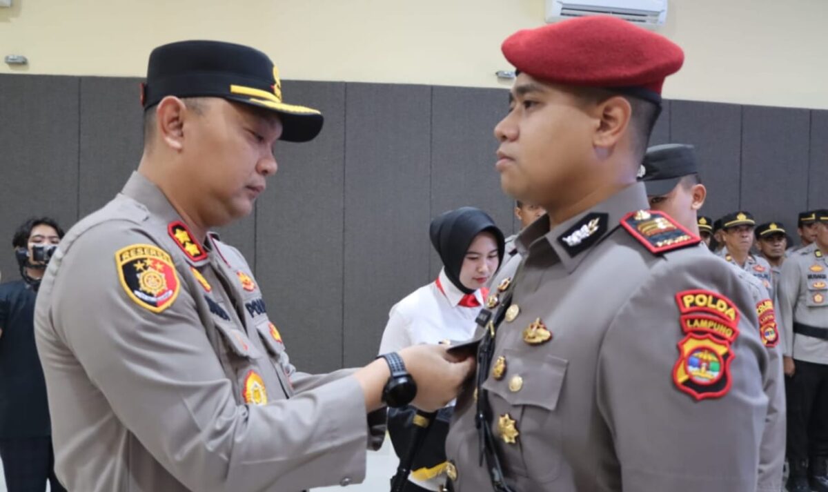 Pelepasan tanda jabatan Kasat Reskrim AKP Muhammad Jihad Fajar Balman oleh Kapolres Tanggamus AKBP Rivanda saat penyerahan jabatan, Kamis 9 Januari 2025 | Dok. Humas Polres Tanggamus.