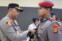 Pelepasan tanda jabatan Kasat Reskrim AKP Muhammad Jihad Fajar Balman oleh Kapolres Tanggamus AKBP Rivanda saat penyerahan jabatan, Kamis 9 Januari 2025 | Dok. Humas Polres Tanggamus.