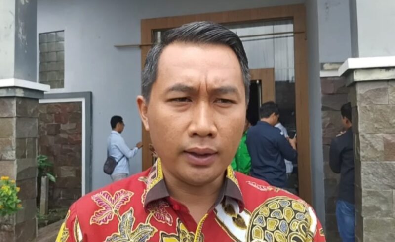 Ketua DPRD Tanggamus Agung Setyo Utomo saat mengucapkan selamat kepada Bupati dan Wakil Bupati Tanggamus terpilih di Gedung Serumpun Padi Gisting, Kamis 9 Januari 2025 | Herdi/Media Prioritastv.com.