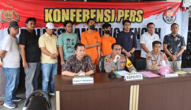 
 Kapolres Lampung Tengah saat memimpin Konferensi Pers penangkapan dua begal sadis, Kamis 9 Januari 2025 | Dok. Polres Lampung Tengah.