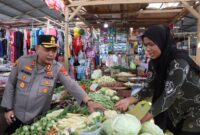 Kapolres Tanggamus AKBP Rivanda saat menanyakan harga sayuran di Pasar Kota Agung, Jumat 10 Januari 2025 | Herdi/Media Prioritastv.com.
