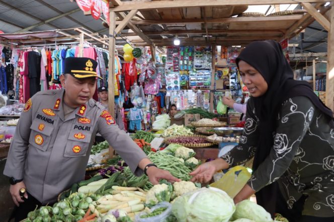 
 Kapolres Tanggamus AKBP Rivanda saat menanyakan harga sayuran di Pasar Kota Agung, Jumat 10 Januari 2025 | Herdi/Media Prioritastv.com.