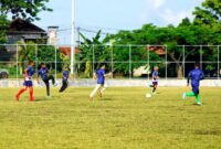 Pj Bupati Pringsewu Marindo Kurniawan melaksanakan pertandingan bola di Lapangan Kuncup, Jumat 10 Januari 2025 | Dok. Diskominfo Pringsewu.