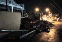 Dinding penahan sisi barat RTH Taman Ir Soekarno, Kota Agung, Tanggamus yang ambrol, Jumat 10 Januari 2025, malam | Herdi/Media Prioritastv.com.