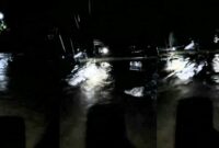Banjir Bandang di Pekon Sukapadang, Cukuh Balak, Tanggamus menumbangkan tiang listrik yang menutup jalan, Jumat 10 Januari 2025 | Tangkapan Layar Video.