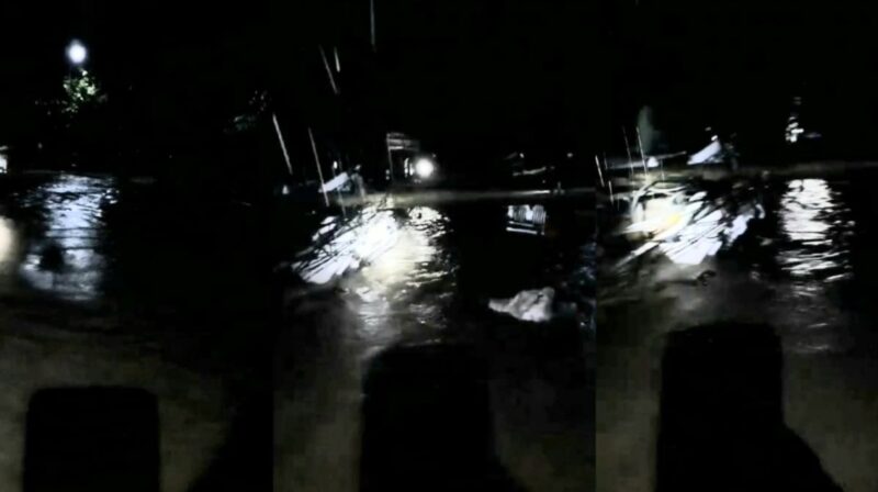 Banjir Bandang di Pekon Sukapadang, Cukuh Balak, Tanggamus menumbangkan tiang listrik yang menutup jalan, Jumat 10 Januari 2025 | Tangkapan Layar Video.
