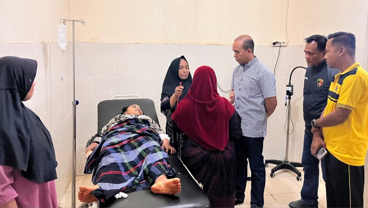 Kapolres Lampung Timur  AKBP Benny Prasetya (Kemeja Garis) saat mengungjungi ibu pelaku kekerasan terhadap bayinya saat dalam perawatan medis, Sabtu 11 Januari 2025 | Dok. Polres Lampung Timur.