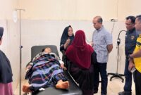 Kapolres Lampung Timur  AKBP Benny Prasetya (Kemeja Garis) saat mengungjungi ibu pelaku kekerasan terhadap bayinya saat dalam perawatan medis, Sabtu 11 Januari 2025 | Dok. Polres Lampung Timur.