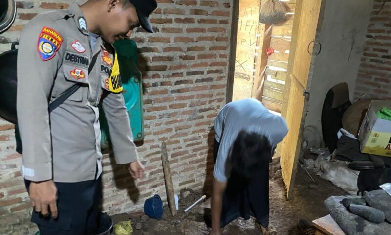 Polisi saat mendatangi TKP Pembunuhan Anak Kandung di Lampung Timur, Sabtu 11 Januari 2025.