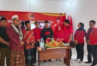 Ketua Dewan Pimpinan Cabang (DPC) PDI Perjuangan Lampung Barat, Hi. Parosil Mabsus dan jajarannya saat merayakan HUT ke 52 PDIP, Jumat 10 Januari 2025 | Kamto Winendra/Media Prioritastv.com.