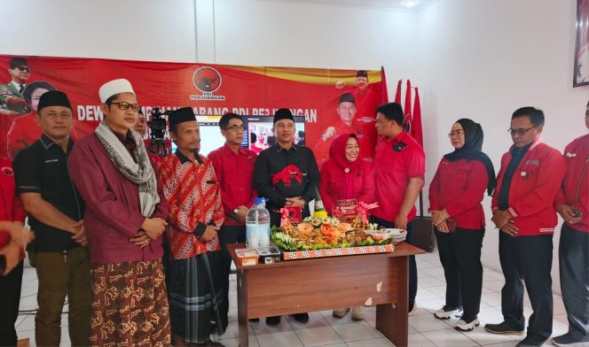 
 Ketua Dewan Pimpinan Cabang (DPC) PDI Perjuangan Lampung Barat, Hi. Parosil Mabsus dan jajarannya saat merayakan HUT ke 52 PDIP, Jumat 10 Januari 2025 | Kamto Winendra/Media Prioritastv.com.