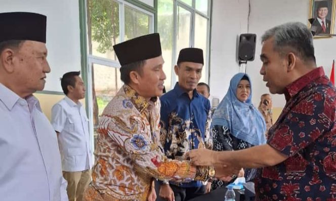 
 Bupati Lampung Barat terpilih Hi. Parosil Mabsus bersama Wakil Bupati terpilih Mad Hasnurin saat silaturahmi dengan Ketua MPR-RI di Bandar Lampung, Minggu 12 Januari 2025.