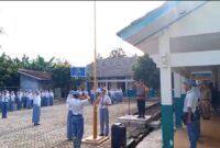 Aipda Tahep Budi Setiyawan saat Menjadi Pembina Upacara di SMA N 1 Bulok. Foto : Asrul Ariski/Media Prioritastv.com.