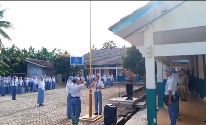 
 Aipda Tahep Budi Setiyawan saat Menjadi Pembina Upacara di SMA N 1 Bulok. Foto : Asrul Ariski/Media Prioritastv.com. 