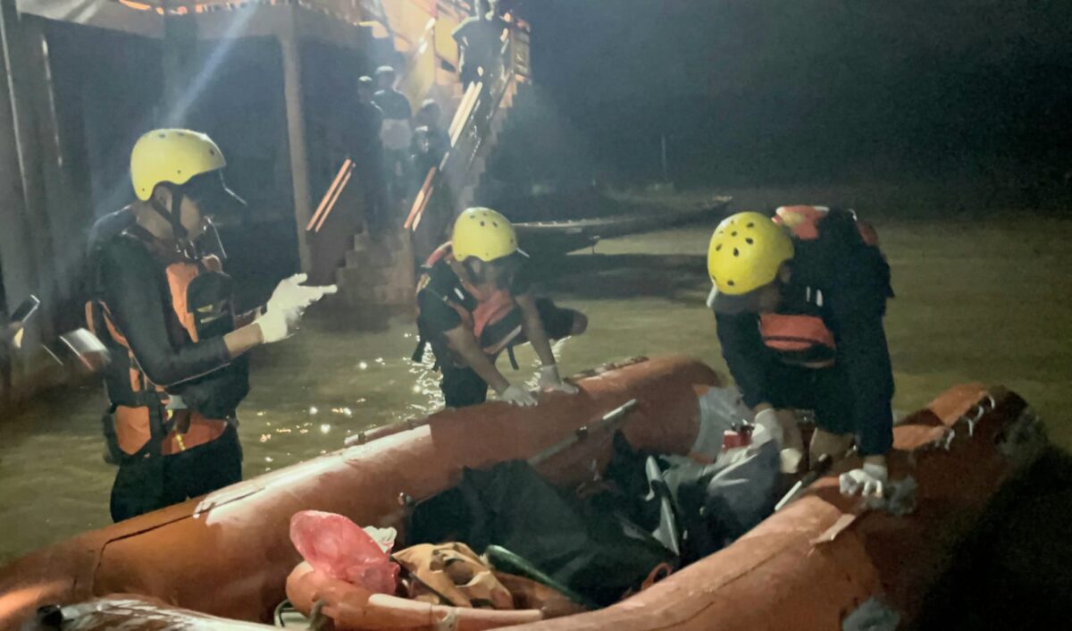 Petugas SAR saat menemukan korban tenggelam di sungai Way Lesung, Bakti Jaya, Lambu Kibang, Tulang Bawang Barat, Minggu 12 Januari 2025, malam | Dok. Basarnas Lampung.