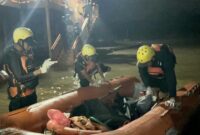 Petugas SAR saat menemukan korban tenggelam di sungai Way Lesung, Bakti Jaya, Lambu Kibang, Tulang Bawang Barat, Minggu 12 Januari 2025, malam | Dok. Basarnas Lampung.