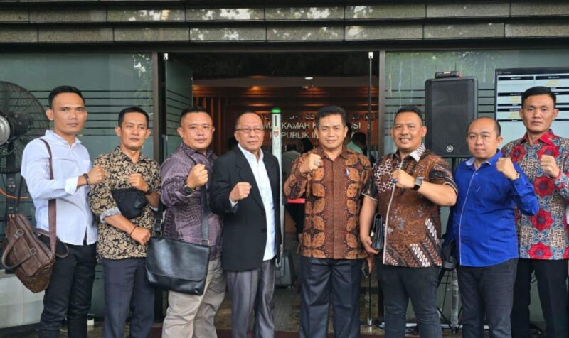 Kuasa Hukum Dedi Irawan – Irawan Topani di Gedung MK, Jakarta.