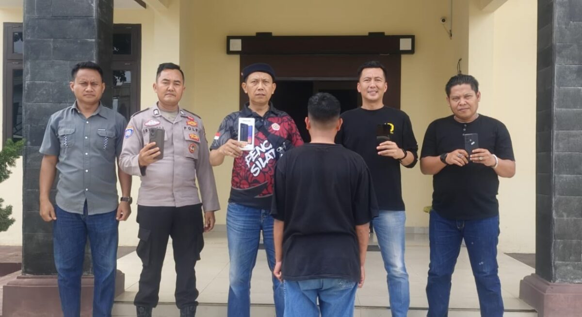 Tersangka setelah ditangkap Polsek Talang Padang bersama barang bukti handphone, Sabtu 11 Januari 2025 | Dok. Humas Polres Tanggamus.