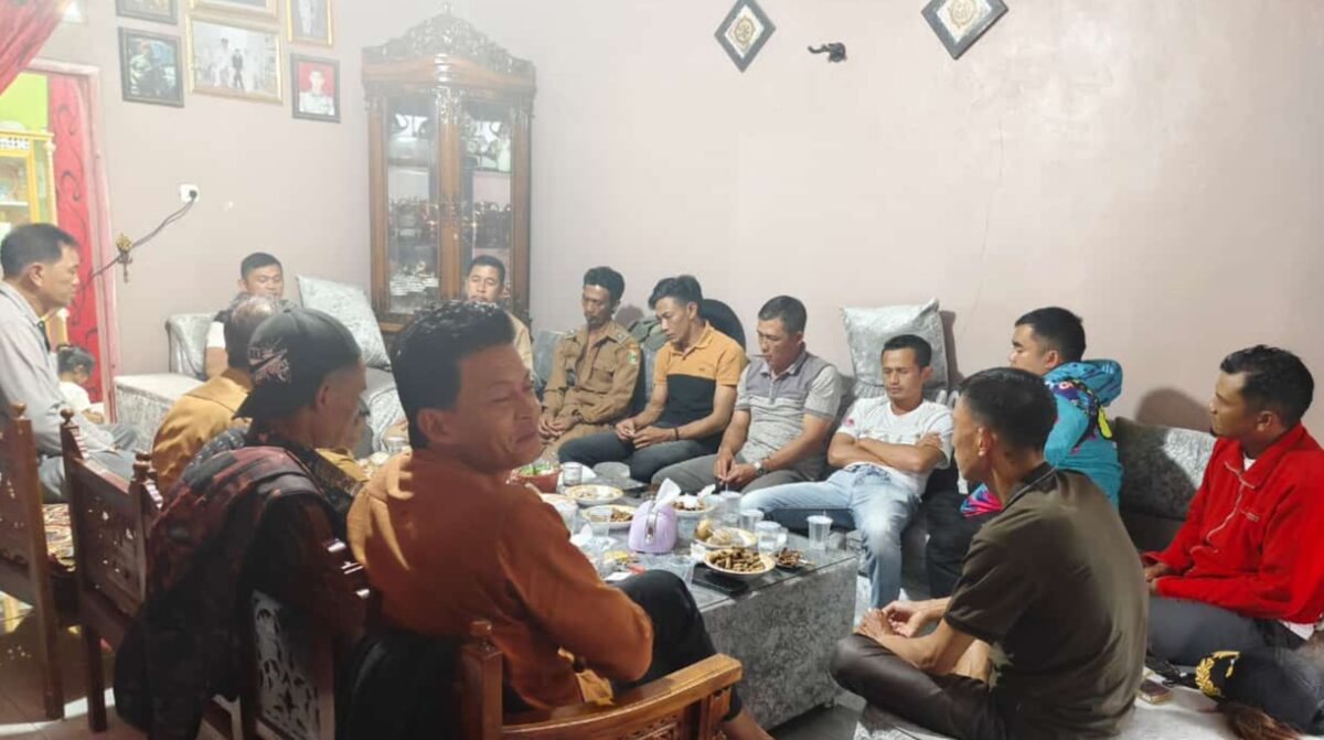 Musyawarah Pemilihan Ketua, Sekretaris, dan Bendahara DPK Apdedi Ulu Belu Tanggamus di kediaman Kepala Pekon (Kakon) Muara Dua, Asuki, Selasa (14/01/2025) | Dok. Istimewa.
