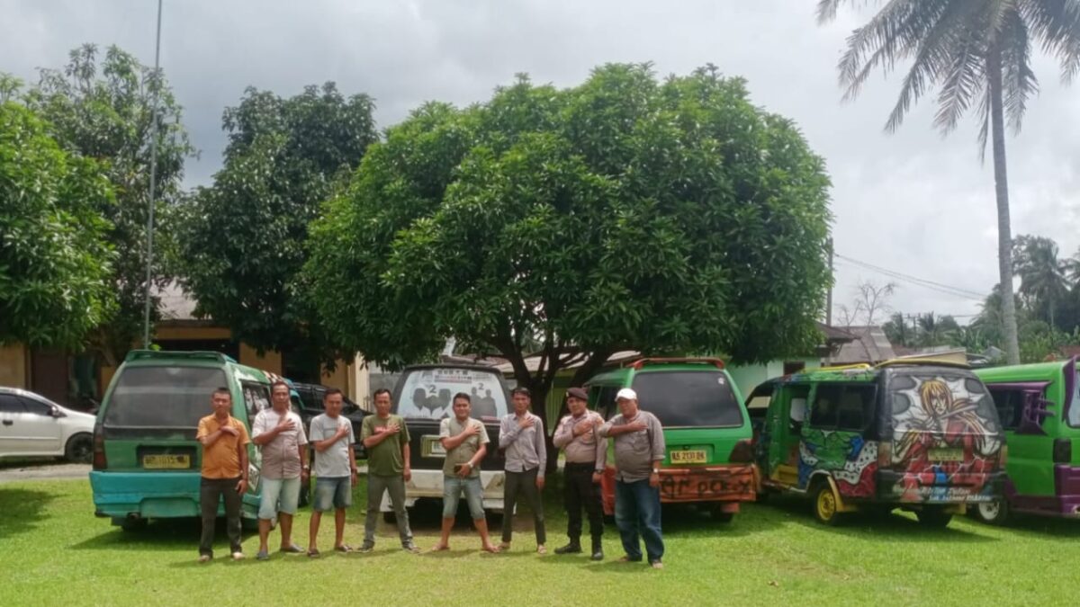 Foto bersama usai pengarahan dan komitmen sopir Angkot Komunitas Pakwo di Polsek Wonsobo, Senin 13 Januari 2025 | Dok. Polres Tanggamus.