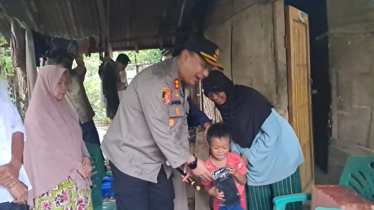 Senyum bahagia putra Surtini saat diberikan mainan mobilan oleh Kapolres Tanggamus AKBP Rivanda, Rabu 15 Januari 2025.