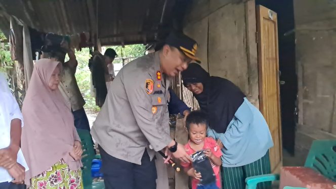 
 Senyum bahagia putra Surtini saat diberikan mainan mobilan oleh Kapolres Tanggamus AKBP Rivanda, Rabu 15 Januari 2025.