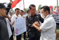 Ketua DPRD Tanggamus, Agung Setyo Utomo saat memberikan kepada peserta aksi damai di Lapangan Pemkab Tanggamus, Rabu 15 Januari 2025 | Herdi/Media Prioritastv.com.