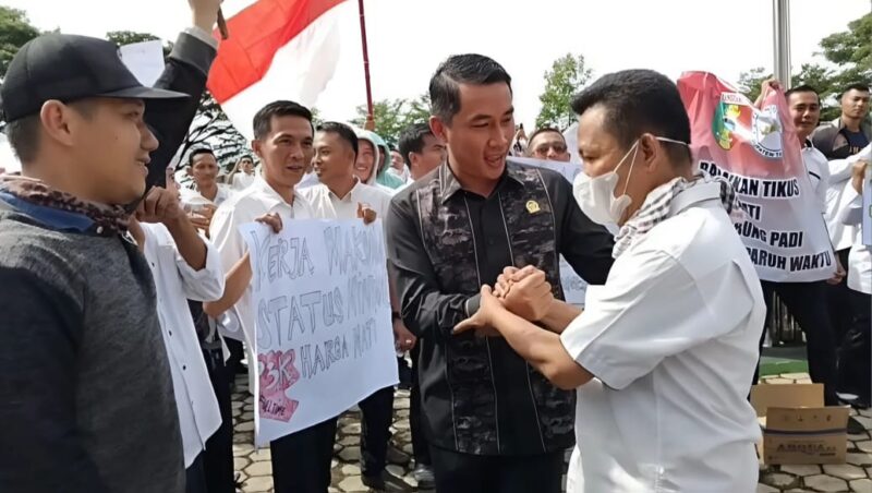 Ketua DPRD Tanggamus, Agung Setyo Utomo saat memberikan kepada peserta aksi damai di Lapangan Pemkab Tanggamus, Rabu 15 Januari 2025 | Herdi/Media Prioritastv.com.