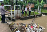 Anggota Polsek Pekalongan saat melakukan pemeriksaan TKP penemuan mayat bayi, Rabu 15 Januari 2025 | Dok. Humas Polres Lampung Timur.