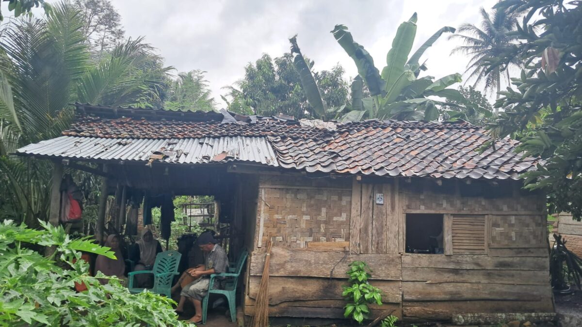 Kondisi rumah Surtini berada di Gang Talang Wir Dusun Sindang Agung, RT 003 RW 003, Pekon Sindang Marga, Kecamatan Pulau Panggung, Kabupaten Tanggamus, Provinsi Lampung, Rabu 15 Januari 2025 | Asrul Ariski/Media Prioritastv.com.