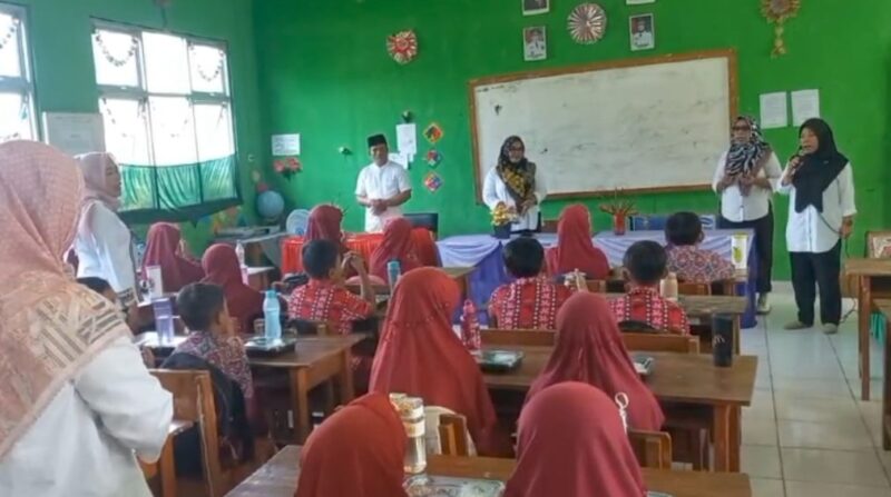 Pembagian Makan Bergizi Gratis DPD Gibran Center Tanggamus di SDN 1 Banjar Agung Ilir, Kecamatan Pugung, Rabu 15 Januari 2025.