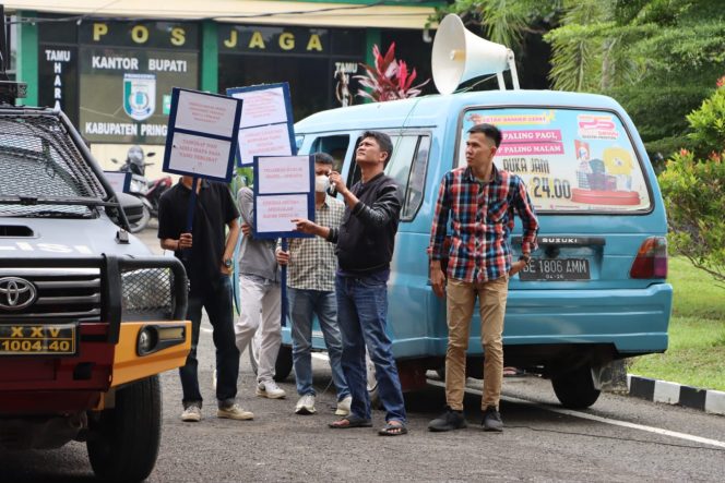 
 Sejumlah Aktifis saat Aksi Unjuk Rasa di Kantor Bupati Pringsewu, Kamis 16 Januari 2025.