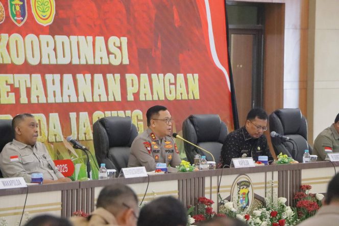 
 Kapolda Lampung Irjen Pol Helmy Santika saat Pimpin Rapat Bersama Irjen Hortikultura Kementerian Pertanian RI, Direktur Perlindungan Perkebunan Kementan RI, Pejabat Gubernur Lampung, Forkopimda kabupaten/kota, serta Sejumlah Kepala Dinas dan Lembaga Terkait, Kamis 17 Januari 2025 | Dok. Bidhumas Polda.