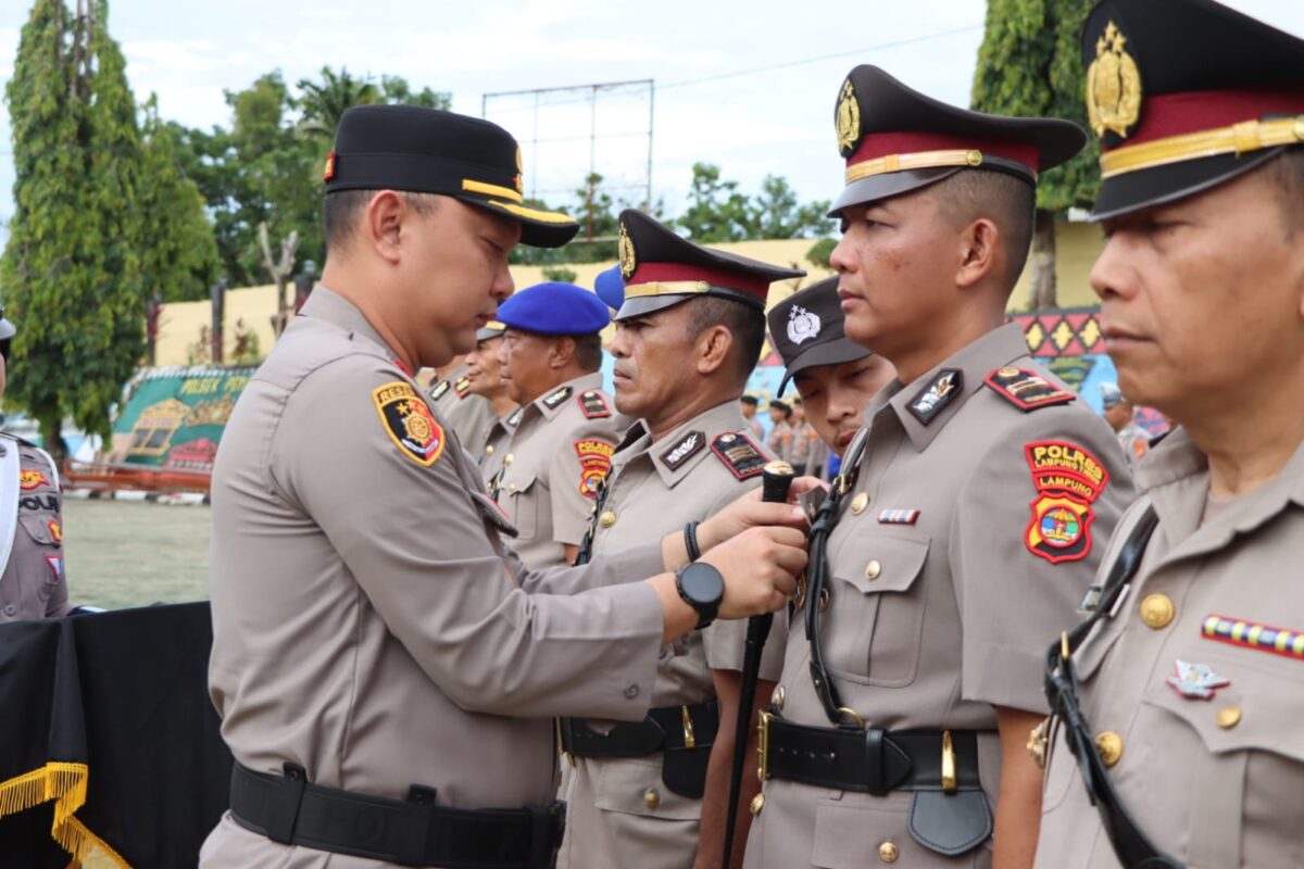 Kapolres Tanggamus AKBP Rivanda saat menyematkan tanda kewenangan Kapolsek kepada Iptu Rudi Khisbiantoro sebagai Kapolsek Kota Agung, Sabtu 18 Januari 2025 | Dok. Polres Tanggamus.