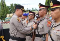 Kapolres Tanggamus AKBP Rivanda saat menyematkan tanda kewenangan Kapolsek kepada Iptu Rudi Khisbiantoro sebagai Kapolsek Kota Agung, Sabtu 18 Januari 2025 | Dok. Polres Tanggamus.