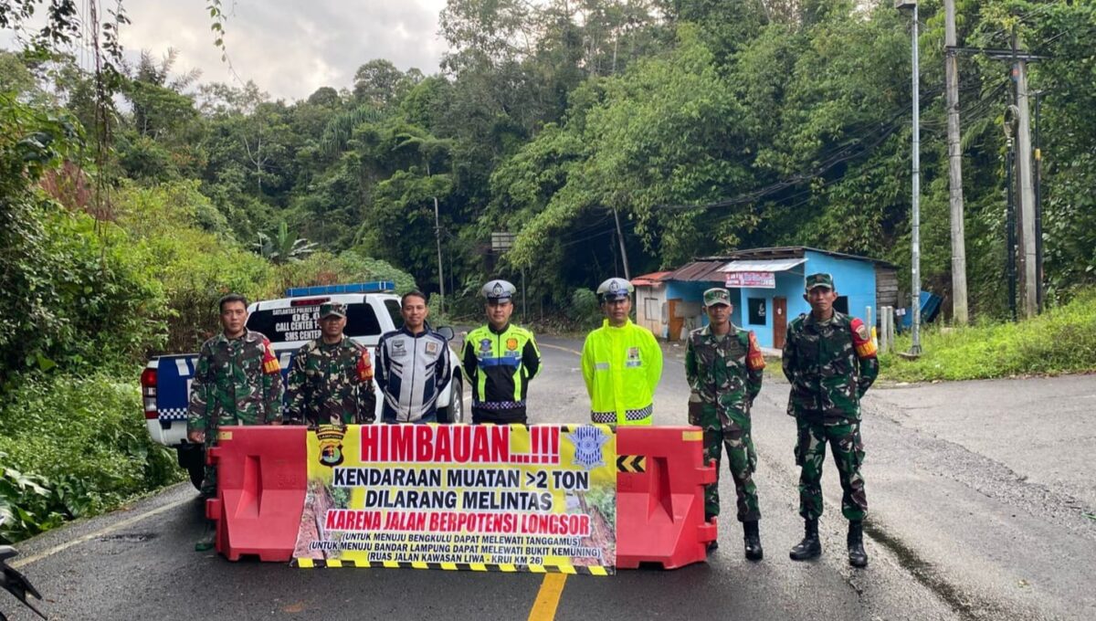 Imbuan petugas agar kendaraan muatan diatas 2 ton tidak melintasi Jalan Liwa - Krui, Lampung Barat.
