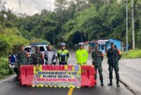 Imbuan petugas agar kendaraan muatan diatas 2 ton tidak melintasi Jalan Liwa - Krui, Lampung Barat.