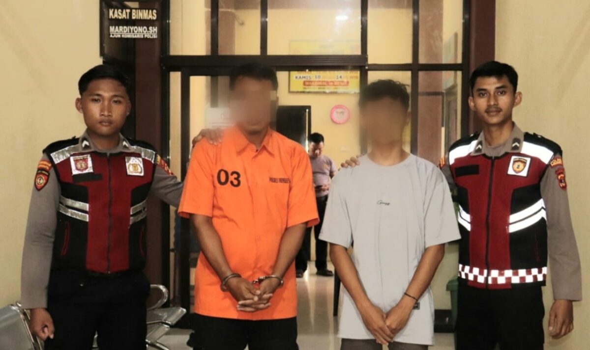 Kedua tersangka sebelum dijebloskan ke sel tahanan Polres Pringsewu, Minggu 19 Januari 2025.