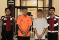 Kedua tersangka sebelum dijebloskan ke sel tahanan Polres Pringsewu, Minggu 19 Januari 2025.