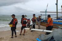 Tim SAR gabungan saat melakukan pencarian  bocah yang tenggelam terbawa arus laut di Pantai Pekon Gedung Cahaya Kuningan, Kecamatan Ngambur, Kabupaten Pesisir Barat | Dok. BPBD Pesisir Barat