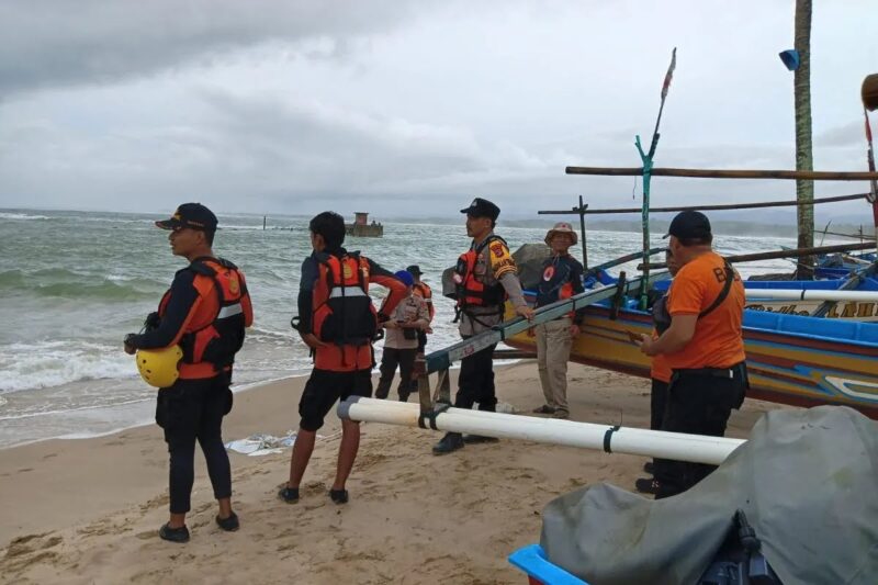 Tim SAR gabungan saat melakukan pencarian bocah yang tenggelam terbawa arus laut di Pantai Pekon Gedung Cahaya Kuningan, Kecamatan Ngambur, Kabupaten Pesisir Barat | Dok. BPBD Pesisir Barat