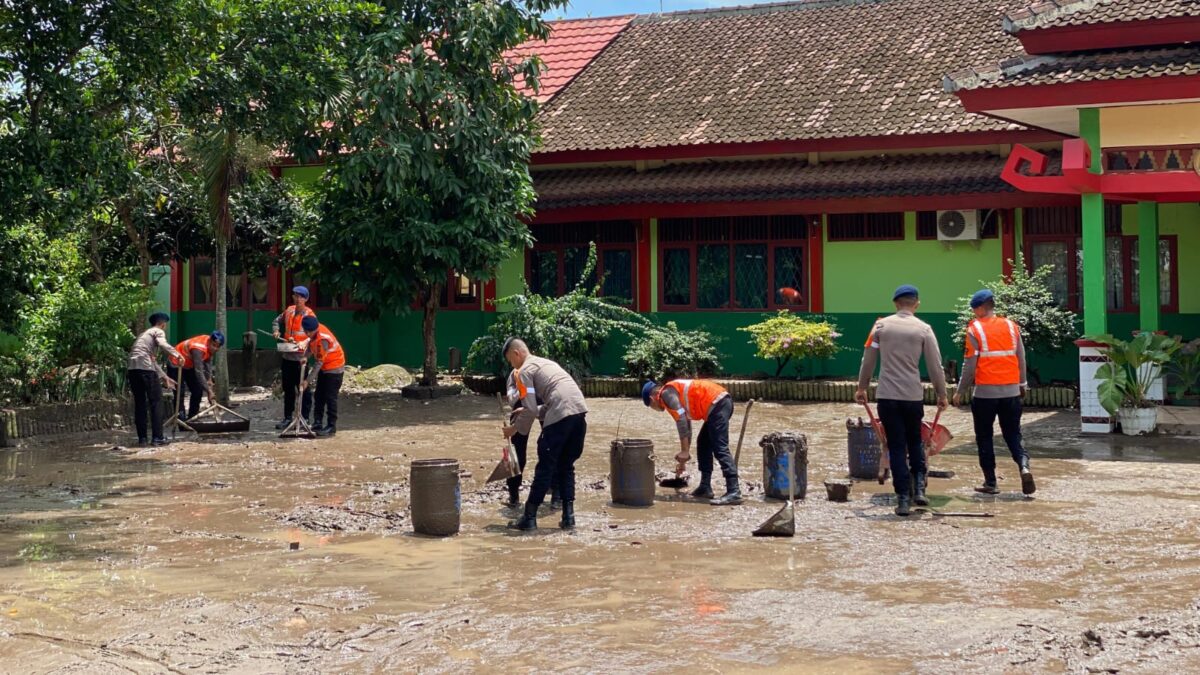 Pembersihan Material Banjir di SMPN 27 Bandarlampung, pada Sabtu (18/01/2025).
