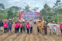 Pj Bupati Lampung Barat Nukman saat melaksanakan tanam jagung serentak, Selasa 21 Januari 2025 | Kamto Winendra/Media Prioritastv.com.