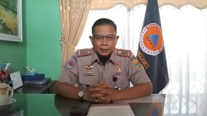 
 Kalak BPBD Tanggamus, Irvan Wahyudi, S.T., M.M saat memberikan keterangan pers di ruang kerjanya, Selasa 21 Januari 2025 | Herdi/Media Prioritastv.com.