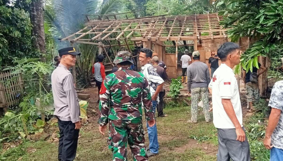 Polres Tanggamus bersama Babinsa dan warga saat melakukan pembongkaran rumah Surtini, Rabu 22 Januari 2025 | Dok. Humas Polres Tanggamus.
