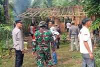 Polres Tanggamus bersama Babinsa dan warga saat melakukan pembongkaran rumah Surtini, Rabu 22 Januari 2025 | Dok. Humas Polres Tanggamus.