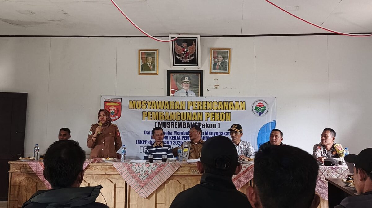 Kepala Puskesmas Demalia menyampaikan imbauan dalam Musrenbang Pekon Sidomulyo, Pagar Dewa, Lampung Barat, Selasa 21 Januari 2025 | Kamto Winendra/Media Prioritastv.com.