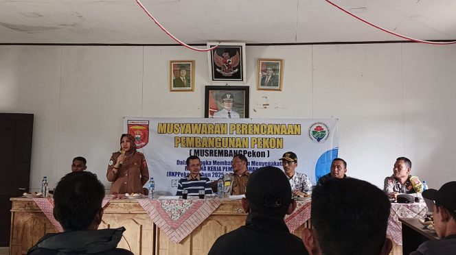 
 Kepala Puskesmas Demalia menyampaikan imbauan dalam Musrenbang Pekon Sidomulyo, Pagar Dewa, Lampung Barat, Selasa 21 Januari 2025 | Kamto Winendra/Media Prioritastv.com.